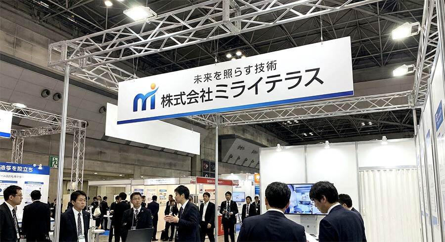 展示会ブースのスチレンボード天吊り画像